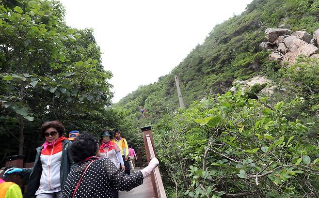 정동진 썬크루즈 주차장과 이어지는 출입구. 가파른 계단이 연속돼 노약자 등이 걷기엔 다소 힘들다. 최승식 기자