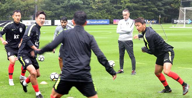 ▲ 첫 훈련을 지켜보는 벤투 감독 ⓒ연합뉴스