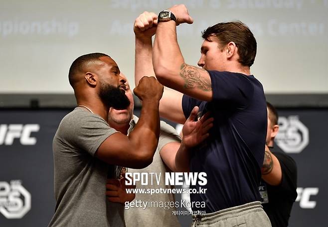 ▲ 대런 틸(오른쪽)은 타이론 우들리와 만남 때 스스로도 '자기 체격'에 놀랐다고 밝혔다.