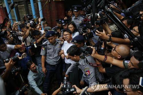 중형을 선고받은 로이터 기자[epa=연합뉴스 자료사진]