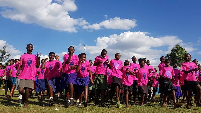 지난달 11일 케냐 미고리주 쿠리아에서 ‘여성 청소년에게 안전한 공간을’이라는 주제로 열린 ‘2018 청소년 포럼’에 쿠리아족 여성 청소년 200여명이 참여해 함께 뛰고 있다.