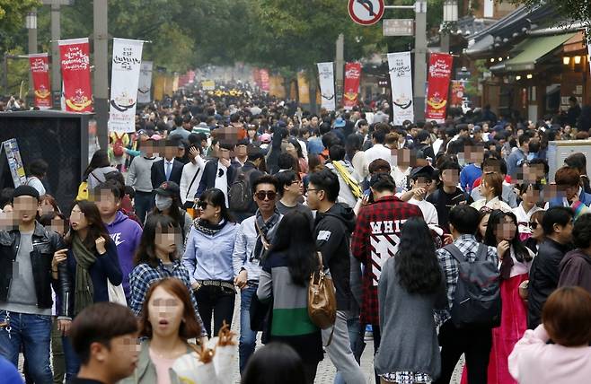 전주 한옥마을 주요도로인 태조로에 사람들이 몰려 지나가고 있다. 전주시 제공