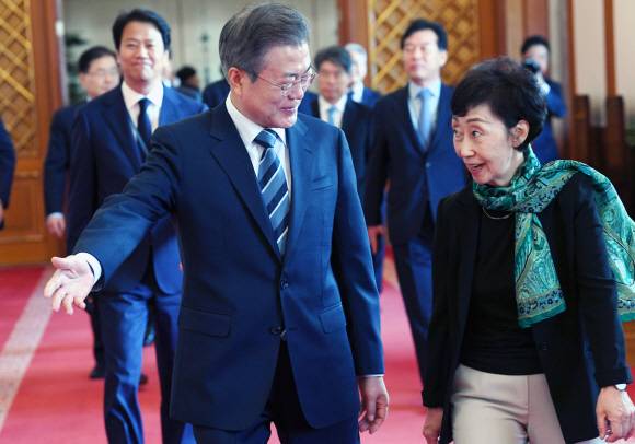 문재인 대통령이 4일 오전 청와대에서 최영애 신임 국가인권위원회 위원장에게 임명장을 수여한 뒤 함께 환담장으로 향하고 있다. 2018. 9. 4 도준석 기자 pado@seoul.co.kr
