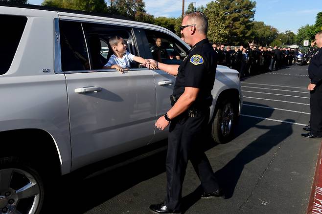 경찰의 에스코트를 받은 모자(母子).