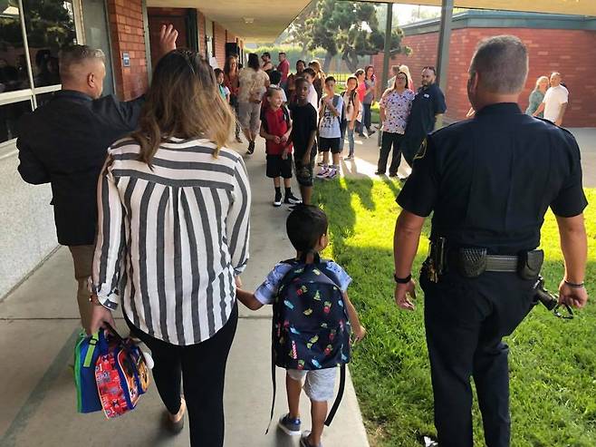 동료는 끝까지 그레그를 호위해주었다.