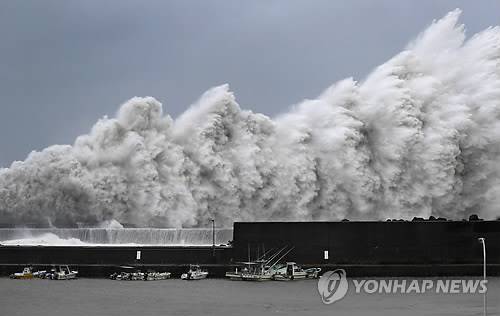 '제비'가 물고 온 초대형 파도 (도쿄 AP/교도=연합뉴스) 강력한 제21호 태풍 '제비'가 일본 열도에 상륙한 가운데 4일(현지시간) 거대한 파도가 고치현 아키의 방파제를 집어삼킬 듯 강타하고 있다. ymarshal@yna.co.kr (끝)