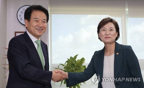 악수하는 정동영 대표와 김현미 장관 (서울=연합뉴스) 하사헌 기자 = 민주평화당 정동영 대표(왼쪽)가 5일 오전 국회 의원회관을 방문한 김현미 국토교통부 장관과 악수하고 있다. 2018.9.5 toadboy@yna.co.kr (끝)