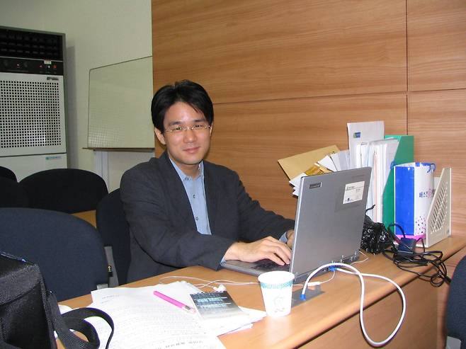 동아일보 기자 시절의 장강명 소설가 © 장강명