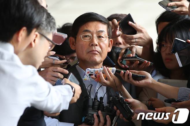 삼성그룹 노조 와해 의혹을 받고 있는 이상훈 삼성전자 의사회 의장이 6일 오전 서울 서초구 중앙지방검찰청에서 피의자 신분으로 조사받기 위해 출석하고 있다. 2018.9.6/뉴스1 © News1 안은나 기자