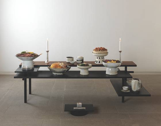 재단법인 아름지기가 가을 기획전시에서 제안한 현대 제사상. 상차림을 간소화한 것이 특징이다. [사진 아름지기]