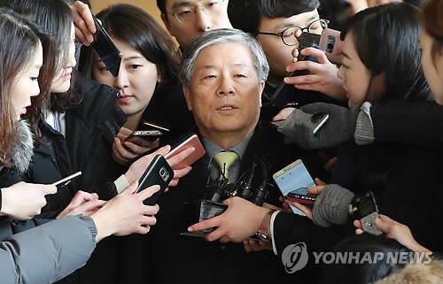 '특활비 상납 의혹' 김성호 전 국정원장 출석 (서울=연합뉴스) 진연수 기자 = 이명박 정부 시절 청와대에 억대 특수활동비를 상납한 의혹을 받는 김성호 전 국가정보원장이 8일 오전 서울중앙지검에 피의자 신분으로 출석, 취재진의 질문에 답변하고 있다. 2018.2.8  jin90@yna.co.kr