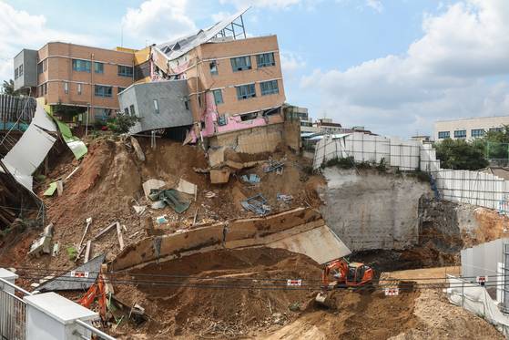 7일 오후 서울 동작구 서울상도유치원이 인근 공사장의 지반 침하로 기울어져 붕괴위험에 처해있다. 구청과 소방당국에 따르면 지난 6일 오후 11시22분쯤 서울 동작구의 한 공동주택 공사 현장에서 흙막이가 붕괴되며 지반이 침하돼 유치원 건물이 기울어지는 사고가 발생했다.［뉴스 1］