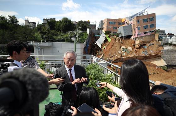 7일 서울 동작구 서울상동유치원 사고 현장을 찾은 이수곤 서울시립대 교수.［연합뉴스］