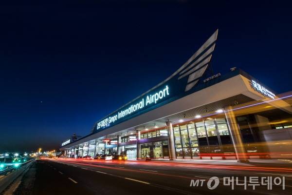 국내 각 공항 내 실내흡연실이 사라진다. 기존에 설치돼 있는 흡연부스는 외부로 옮겨진다. 사진은 김포공항 국제선 청사. /사진=한국공항공사