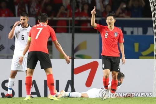 '내가 벤투 호 두 번째 골' (고양=연합뉴스) 임병식 기자 = 7일 고양종합운동장에서 열린 한국과 코스타리카 친선경기에서 한국의 남태희가 벤투 호의 두 번째 골을 성공한 뒤 손을 들어 보이고 있다. 2018.9.7      andphotodo@yna.co.kr  (끝)