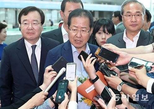 사진=홍준표 자유한국당 전 대표가 휴식을 위해 7월 11일 인천국제공항을 통해 미국으로 출국하며 취재진의 질문에 답하고 있다.