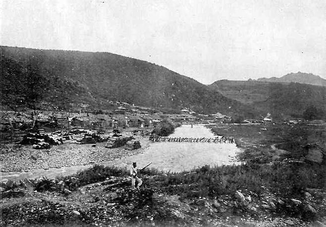 일제강점기 함경남도 국경지역의 전경. 평화로운 산속마을의 모습인데, 한쪽구릉에 난데없이 총을 든 일본병이 버티고 서서 어색하다. <한겨레> 자료 사진.