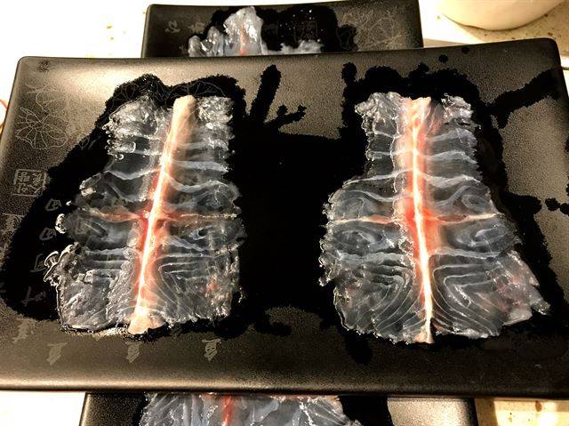 종이처럼 얇게 저며 나온 가물치. 잇쎈틱 제공.