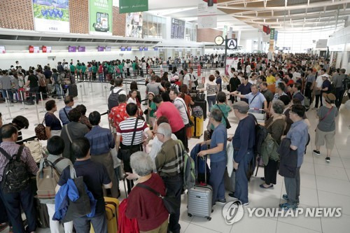 국제선 운항 재개에 붐비는 일본 신치토세공항 (삿포로 교도=연합뉴스) 일본 홋카이도(北海道) 강진으로 일시 폐쇄됐던 신치토세(新千歲)공항 국제선이 8일 다시 운영에 들어갔다. 사진은 귀국을 서두르는 외국인 관광객들이 몰려들어 혼잡한 이 공항 국제선 터미널. 2018.9.8