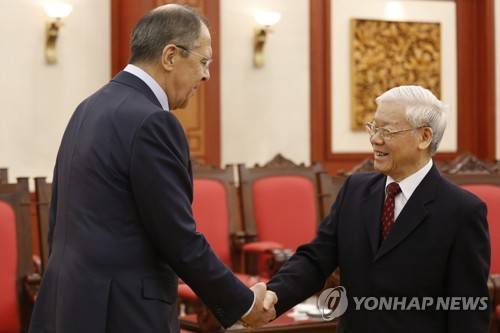 지난 3월 러시아 외무장관을 접견한 베트남 권력 서열 1위 응우옌 푸 쫑 공산당 서기장(오른쪽)  [EPA=연합뉴스 자료사진]