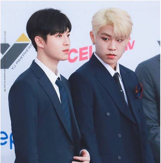 워너원의 박우진(오른쪽)은 최근 금발로 머리색을 바꿨다.