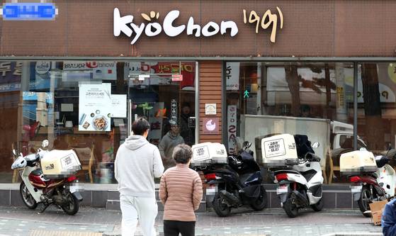 치킨 프랜차이즈 업계 1위 교촌치킨은 배달 주문시 한 건당 2000원의 이용료를 받고 있다. [연합뉴스]