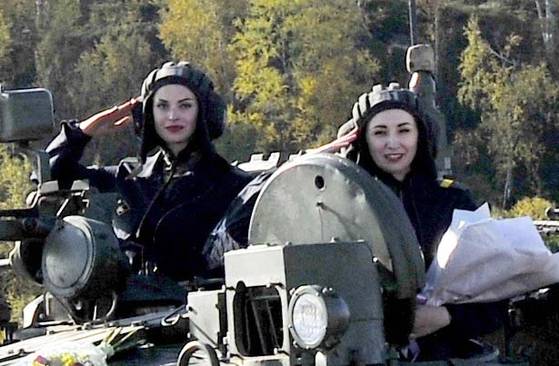 러시아 승무원들이 9일(현지시간) 승무원의 날 기념식에서 꽃다발을 받은 뒤 거수경례를 하고 있다. [타스=연합뉴스]