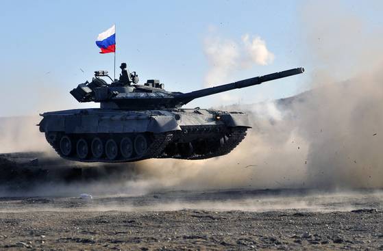 여성 승무원들이 조종하는 탱크가 공중에 뜨고 있다. [타스=연합뉴스]