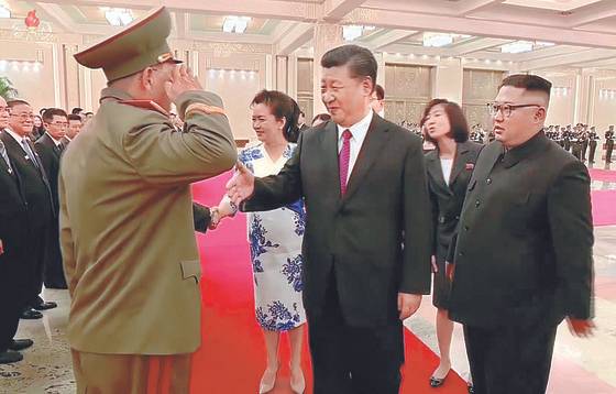 북한 조선중앙TV이 공개한 김정은 국무위원장의 세 번째 방중 기록을 담은 영상. 영상에서는 노광철 북한 인민무력상이 시진핑(習近平) 중국 국가주석에게 깍듯이 거수경례하는 모습이 확인됐다. [연합뉴스]