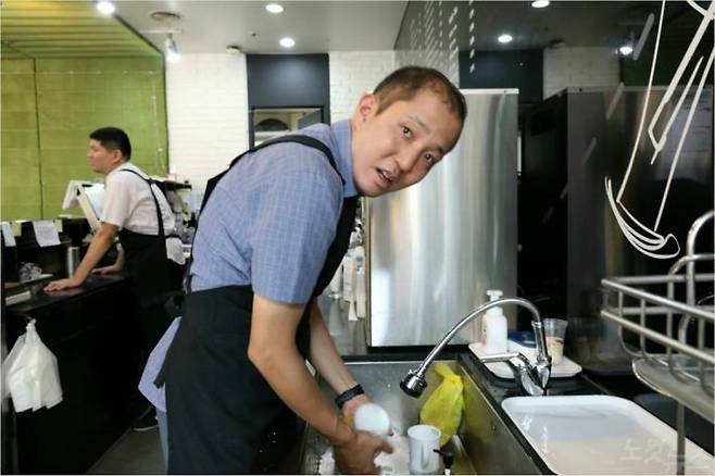 단순반복 작업을 힘들어 했던 배형진 씨. 카페 일도 만만치 않지만 그룹홈 생활로 자립을 꿈꾼다. 사진=CBS·푸르메재단 공동취재팀
