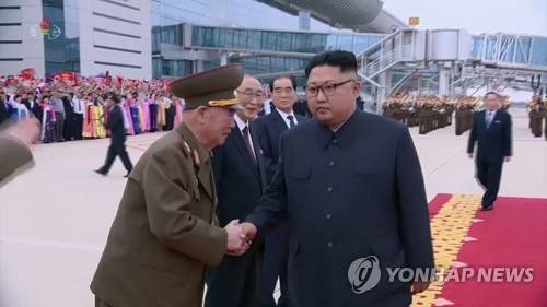 두손으로 北김정은과 악수하는 리명수 북한군 차수 (서울=연합뉴스) 북한 조선중앙TV가 14일 방영한 북미정상회담 기록영화에서 리명수 북한군 차수(대장 위 계급)가 평양국제비행장에서 진행된 김정은 국무위원장 환영 의식에 참석해 김 위원장과 두 손으로 악수하고 있다. 리명수는 최근 경질설이 제기됐으나, 김 위원장의 싱가포르행 배웅 및 환영 의식에 참석하며 건재를 과시했다. 2018.6.14       [국내에서만 사용가능. 재배포 금지. For Use Only in the Republic of Korea. No Redistribution]
