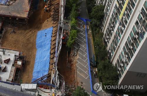 불안한 땅꺼짐 사고 현장 (서울=연합뉴스) 진성철 기자 = 대형 오피스텔 공사장 인근 도로와 공사장과 인접한 아파트 단지 주차장 땅이 꺼져 주민들이 긴급대피한 사고가 발생한 서울 금천구 가산동의 한 아파트 단지의 사고 현장에서 2일 오후 수습 작업이 진행되고 있다.   2018.9.2      zjin@yna.co.kr  (끝)