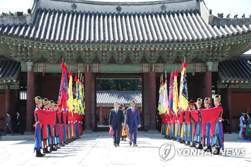 세계문화유산 창덕궁에서 열린 인도네시아 대통령 환영식 (서울=연합뉴스) 황광모 기자 = 문재인 대통령이 한국을 국빈 방문한 조코 위도도 인도네시아 대통령과 10일 오전 서울 종로구 창덕궁 인정전 앞에서 열린 공식 환영식에서 전통 의장대를 사열하고 있다.     hkmpooh@yna.co.kr  (끝)