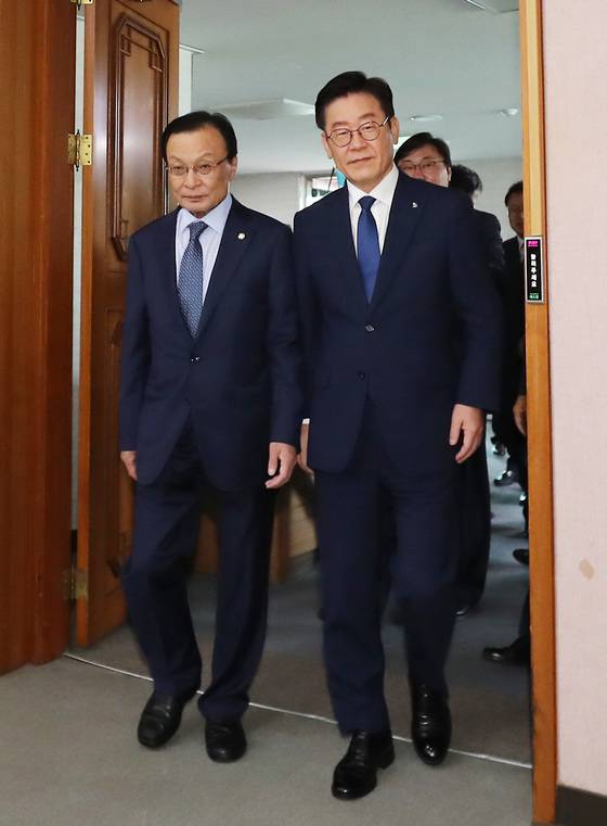 이해찬 더불어민주당 대표와 이재명 경기도지사가 11일 오전 경기도 수원시 경기도청에서 열린 더불어민주당-경기도 예산정책협의회에 참석하고 있다. 2018.9.11/뉴스1  <저작권자 © 뉴스1코리아, 무단전재 및 재배포 금지>
