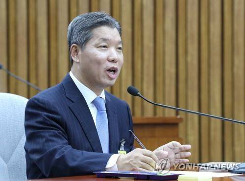 이영진 헌법재판관 후보자가 11일 오전 국회에서 열린 인사청문회에서 의원들의 질의에 답하고 있다./연합뉴스