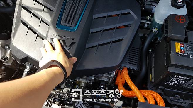 니로EV의 핵심 심장부다. 사진 | 손재철기자