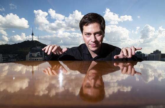 스티브 바라캇은 ’곡을 만들 때 다른 사람들의 이야기에서 영감을 많이 얻는 편“이라며 ’새만금에서 만난 사람들에게서 본 꿈과 희망이 곡을 만들 때 중요한 모티브가 됐다“고 밝혔다. [권혁재 사진전문기자]