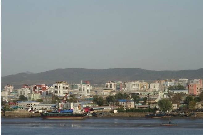 북한 신의주 시내의 고층빌딩들(사진=경상대 박종철 교수 제공)