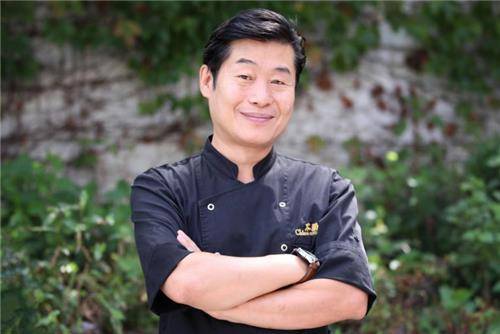 '현지에서도 먹힌' 이연복 셰프 (서울=연합뉴스) 진연수 기자 = 중화요리의 대가 이연복 셰프가 연합뉴스와의 인터뷰에 앞서 서울 서대문구 '목란' 앞에서 포즈를 취하고 있다. 2018.9.12
