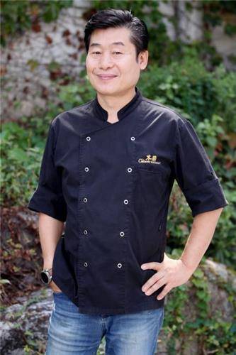 '현지에서도 먹힌' 이연복 셰프 (서울=연합뉴스) 진연수 기자 = 중화요리의 대가 이연복 셰프가 연합뉴스와의 인터뷰에 앞서 서울 서대문구 '목란' 앞에서 포즈를 취하고 있다. 2018.9.12