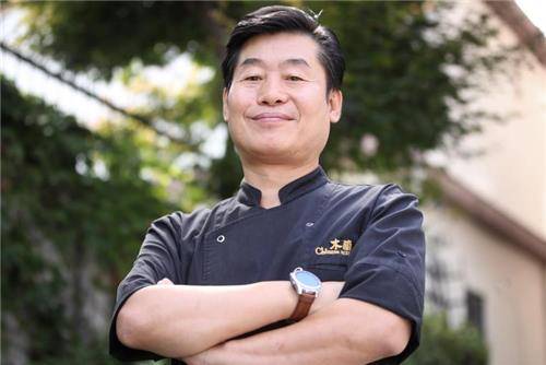 '현지에서도 먹힌' 이연복 셰프 (서울=연합뉴스) 진연수 기자 = 중화요리의 대가 이연복 셰프가 연합뉴스와의 인터뷰에 앞서 서울 서대문구 '목란' 앞에서 포즈를 취하고 있다. 2018.9.12