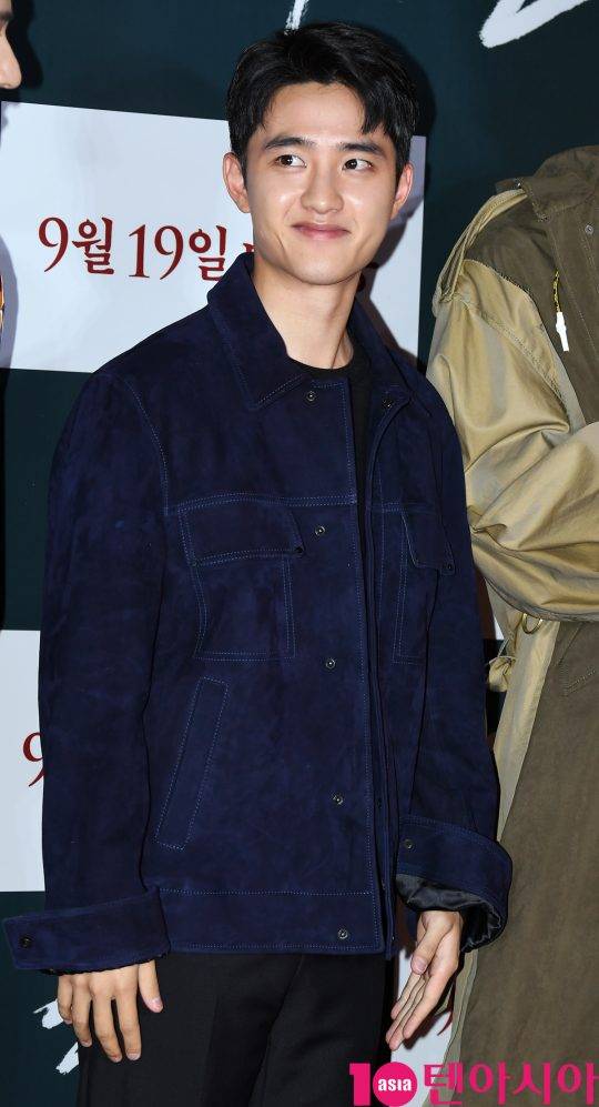 그룹 엑소 디오가&nbsp;13일 오후 서울 강남구 삼성동 메가박스 코엑스에서 열린 영화 ‘안시성’ VIP시사회에 참석하고 있다.