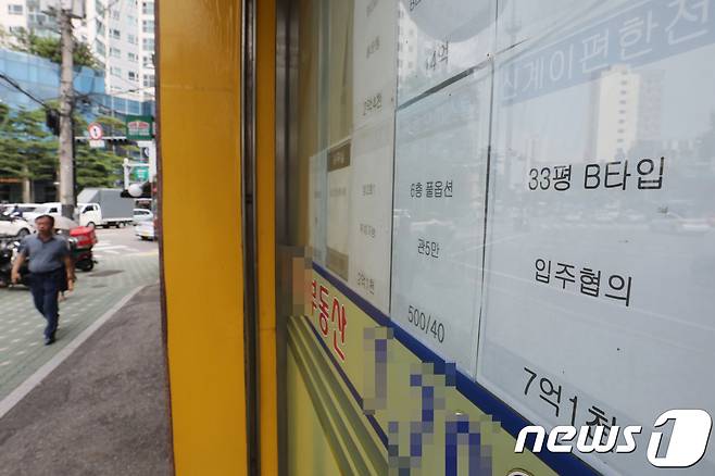 서울 용산구의 한 부동산 업체에 상담 안내문 및 매물 안내문이 붙어있다. 새 아파트와 도심으로의 접근성 등으로 마·용·성 아파트 값이 오르고 매물품귀 현상까지 벌어지고 있다. /뉴스1 © News1 이승배 기자