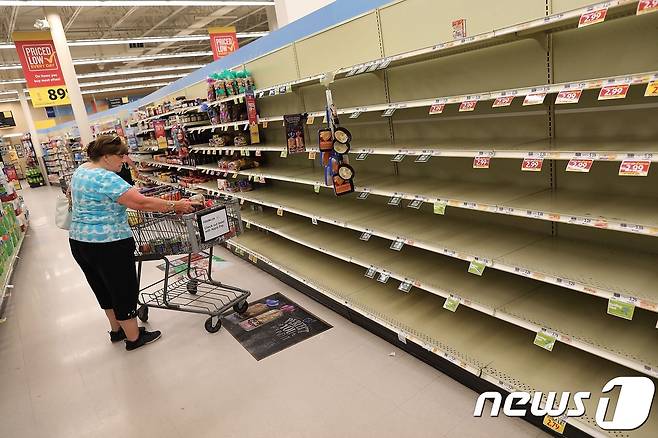 주민들이 식료품을 모조리 사가서 매대가 텅텅 빈 사우스캐롤라이나의 한 상점. © AFP=뉴스1