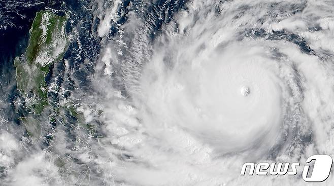 13일 촬영된 슈퍼 태풍 망쿳의 위성사진. © AFP=뉴스1