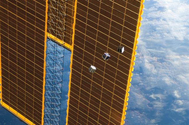 최근에는 컵이나 손바닥 크기의 ‘큐브샛’(CubeSat)이 많이 발사되면서 지구 주변을 도는 위성의 수는 셀 수 없이 많아지고 있다. 국제우주정거장(ISS) 주변을 돌고 있는 큐브샛 이미지.미국항공우주국 제공