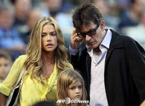 데니스 리차드와 찰리 쉰, 그리고 딸 /AFPBBNews=뉴스1