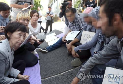 단식 농성중인 난민 만난 최영애 국가인권위원장 (서울=연합뉴스) 정하종 기자 = 최영애 국가인권위원장이 13일 오후 서울 종로구 효자 치안센터 앞에서 단식 농성중인 이집트 출신 난민신청자들을 만나고 있다. 2018.9.13 chc@yna.co.kr (끝)