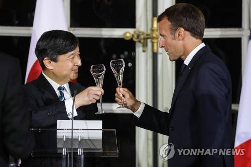베르사우궁 만찬에서 건배하는 나루히토 왕세자와 에마뉘엘 마크롱 프랑스 대통령  [EPA=연합뉴스]