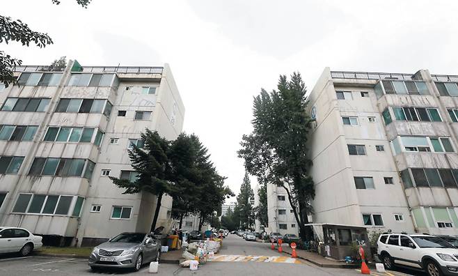 재건축을 앞두고 지난달 말 평당 1억원이 넘는 가격에 거래가 이뤄진 서울 서초구 반포 주공1단지 모습. 강남 재건축 아파트를 이용한 재테크 방식은 1990년대 말부터 강남 거주 중산층을 중심으로 시작됐다./뉴시스